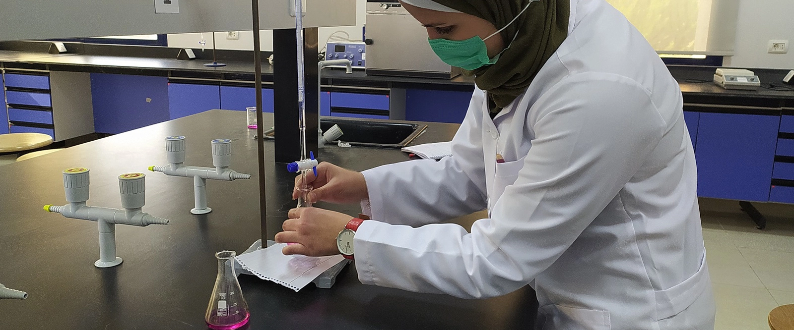 التدريب العملي في مخابر كلية الصيدلة بالجامعة الوطنية الخاصة